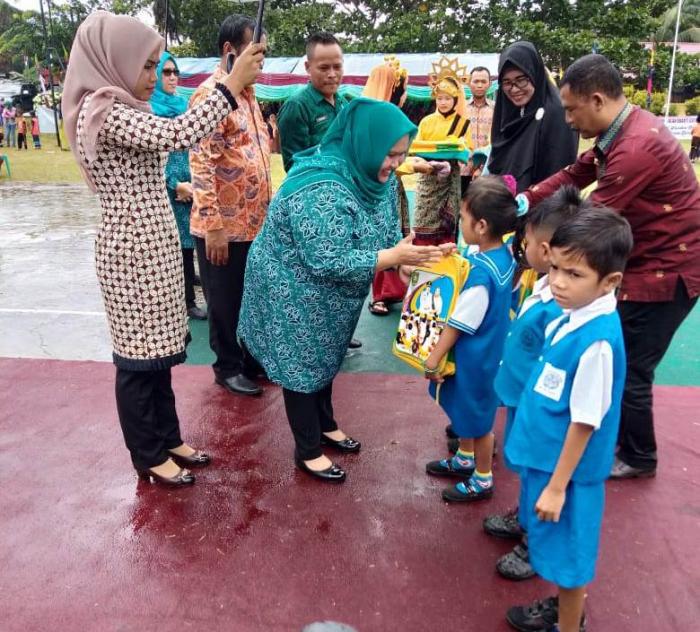 Sebanyak 22 Sekolah dan 175 Anak di Rupat Terima bantuan ...
